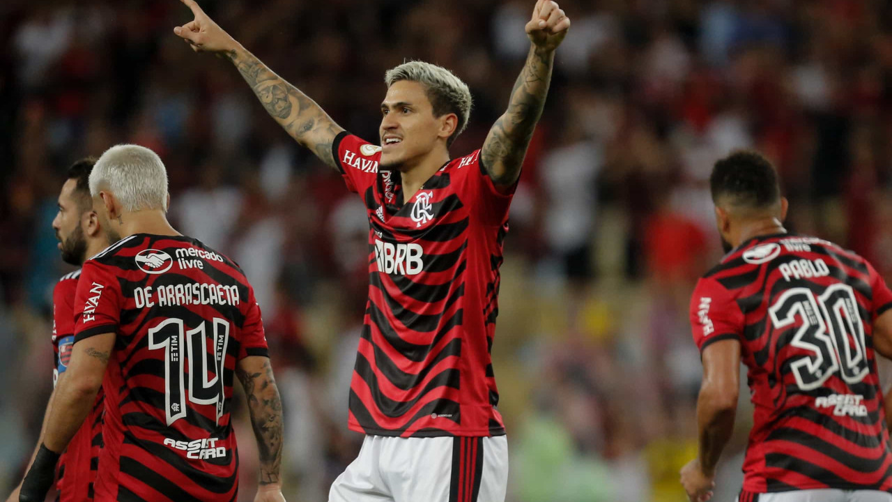 Flamengo chega ao Marrocos para o Mundial após festa da torcida no embarque