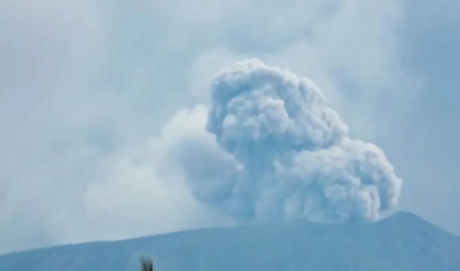 Vulcão entra em erupção e 11 alpinistas morrem na Indonésia